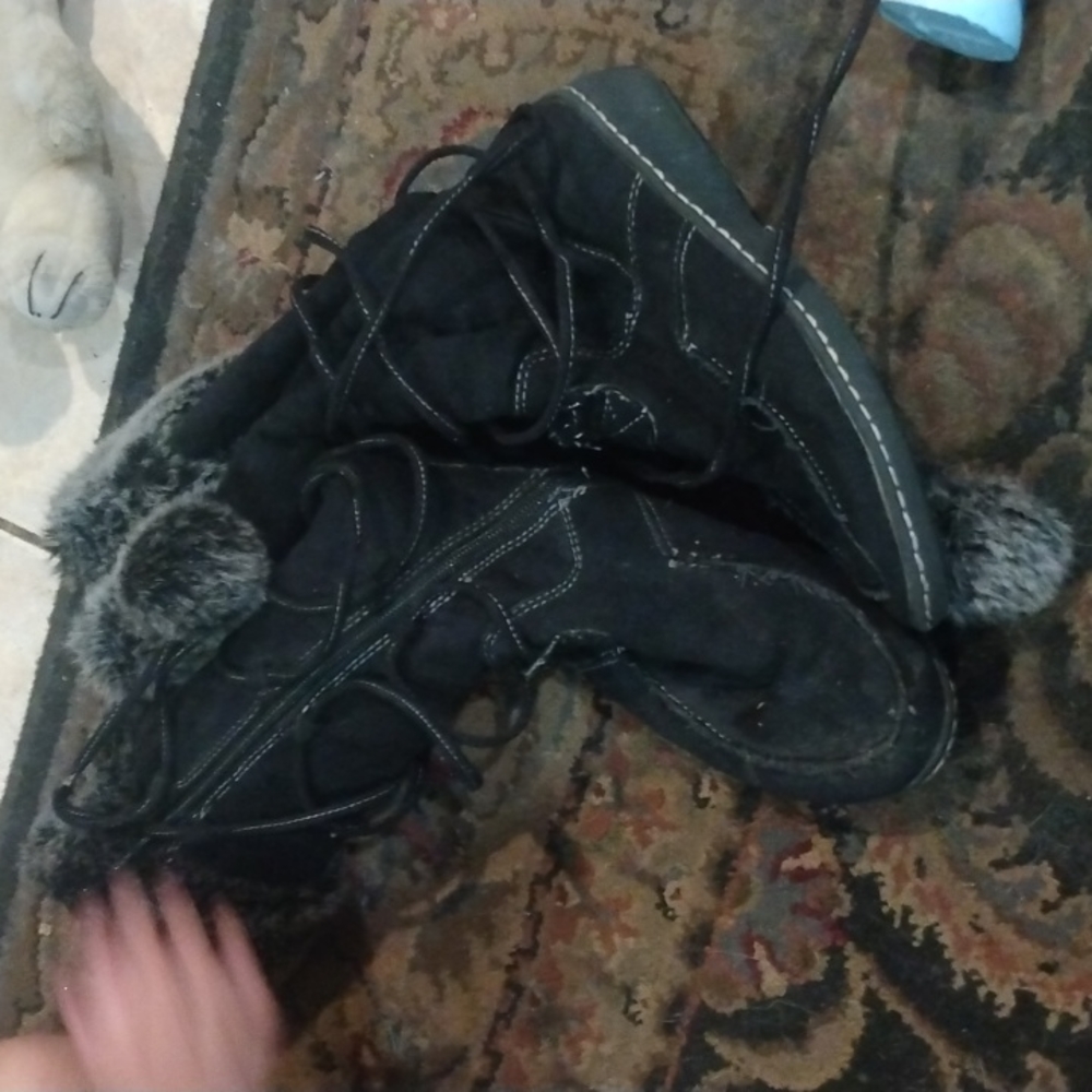Flat snow boots